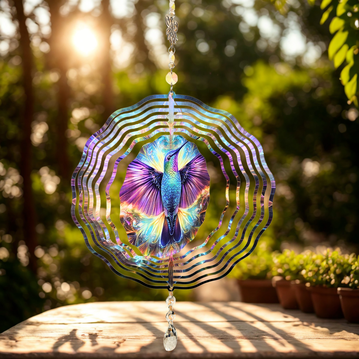 Kolibri Windspinner im Garten – farbenprächtiges 3D-Metall-Windspiel mit Kristalltropfen im Sonnenlicht.