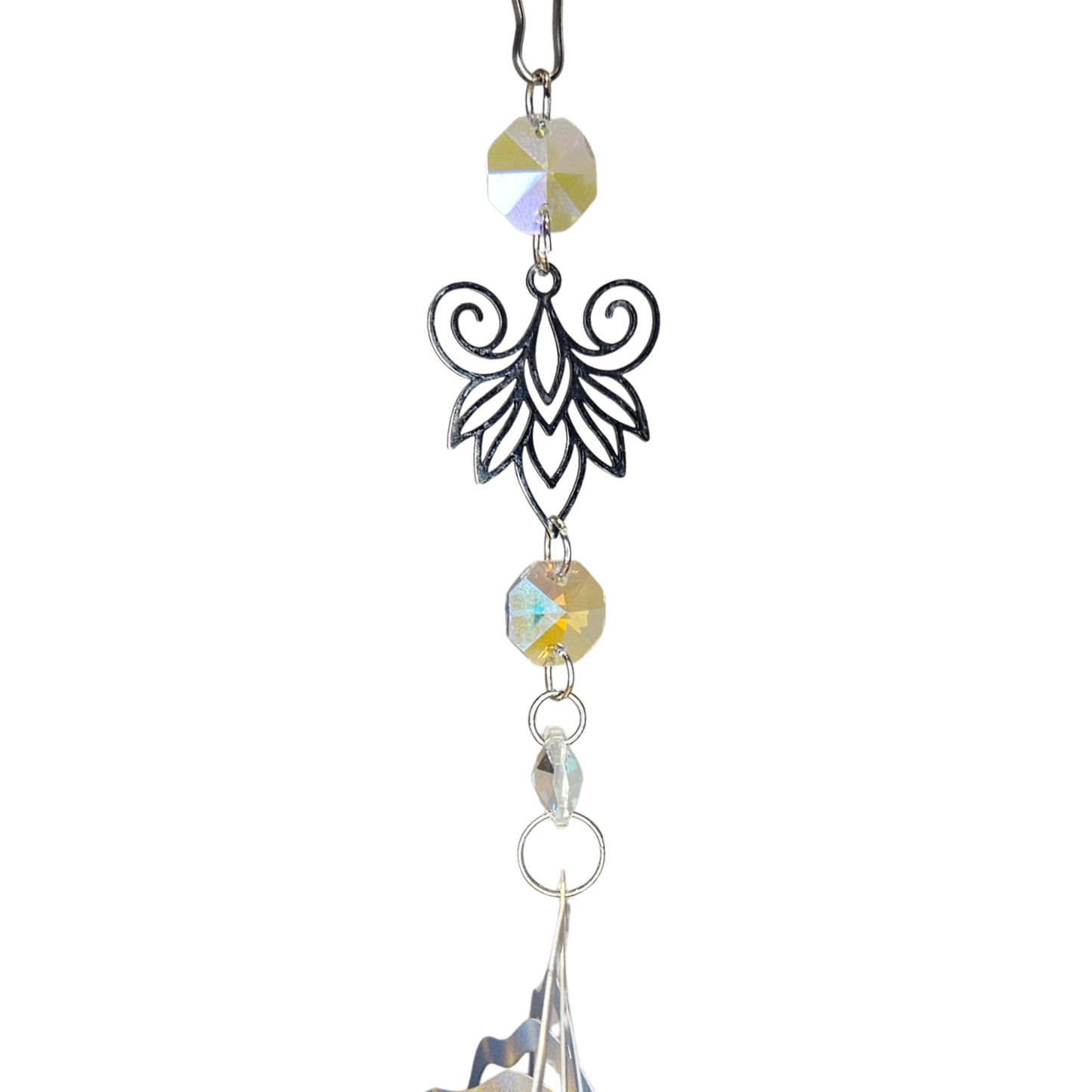 Detailaufnahme Lotus-Windspinner – obere Kristalle und Ornament-Anhänger