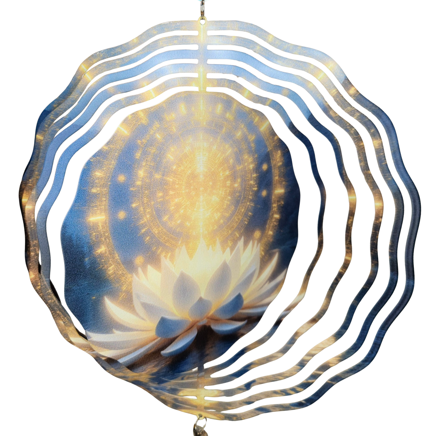 Nahaufnahme des Lotus-Motivs mit goldener Mandala-Energie im Windspinner