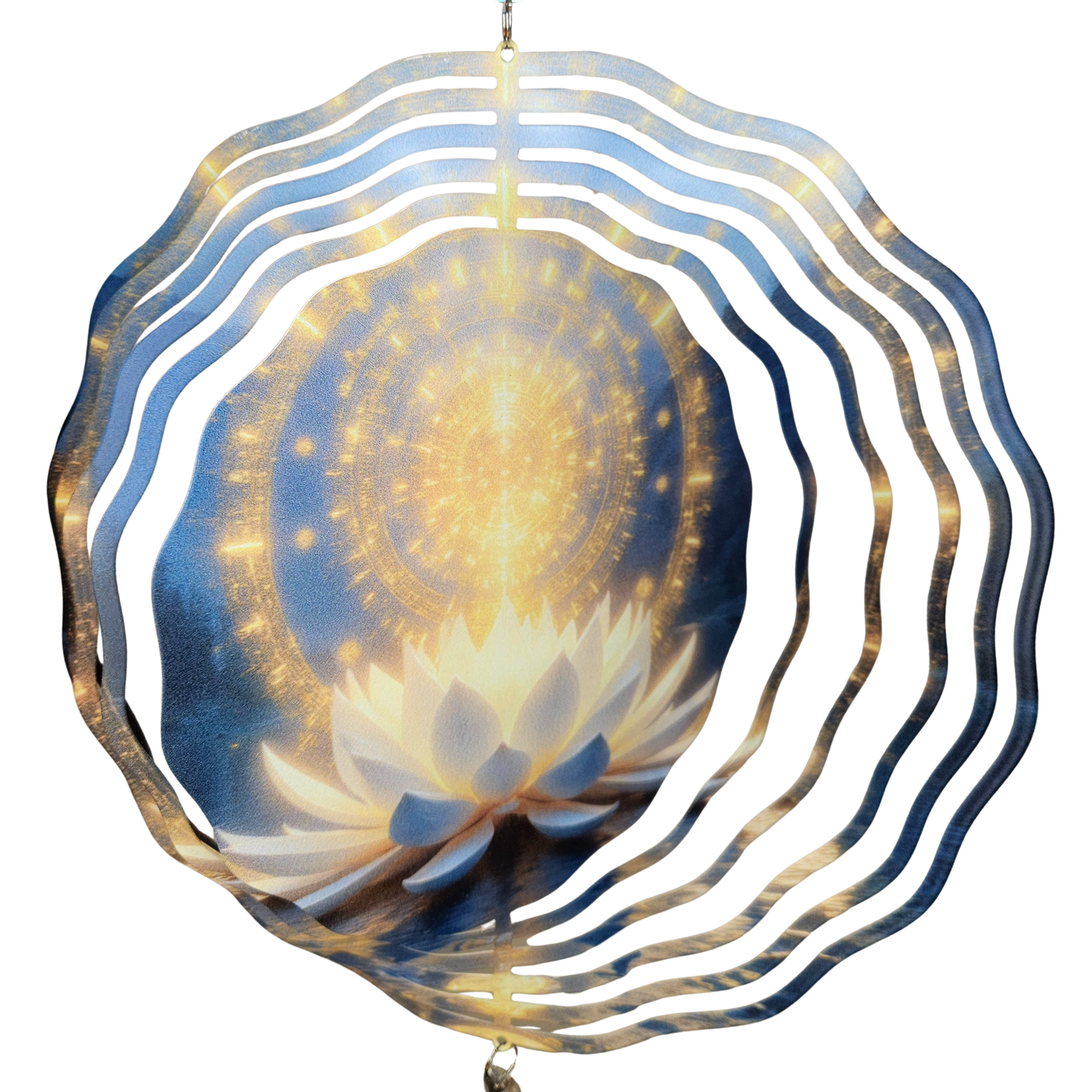 Nahaufnahme des Lotus-Motivs mit goldener Mandala-Energie im Windspinner