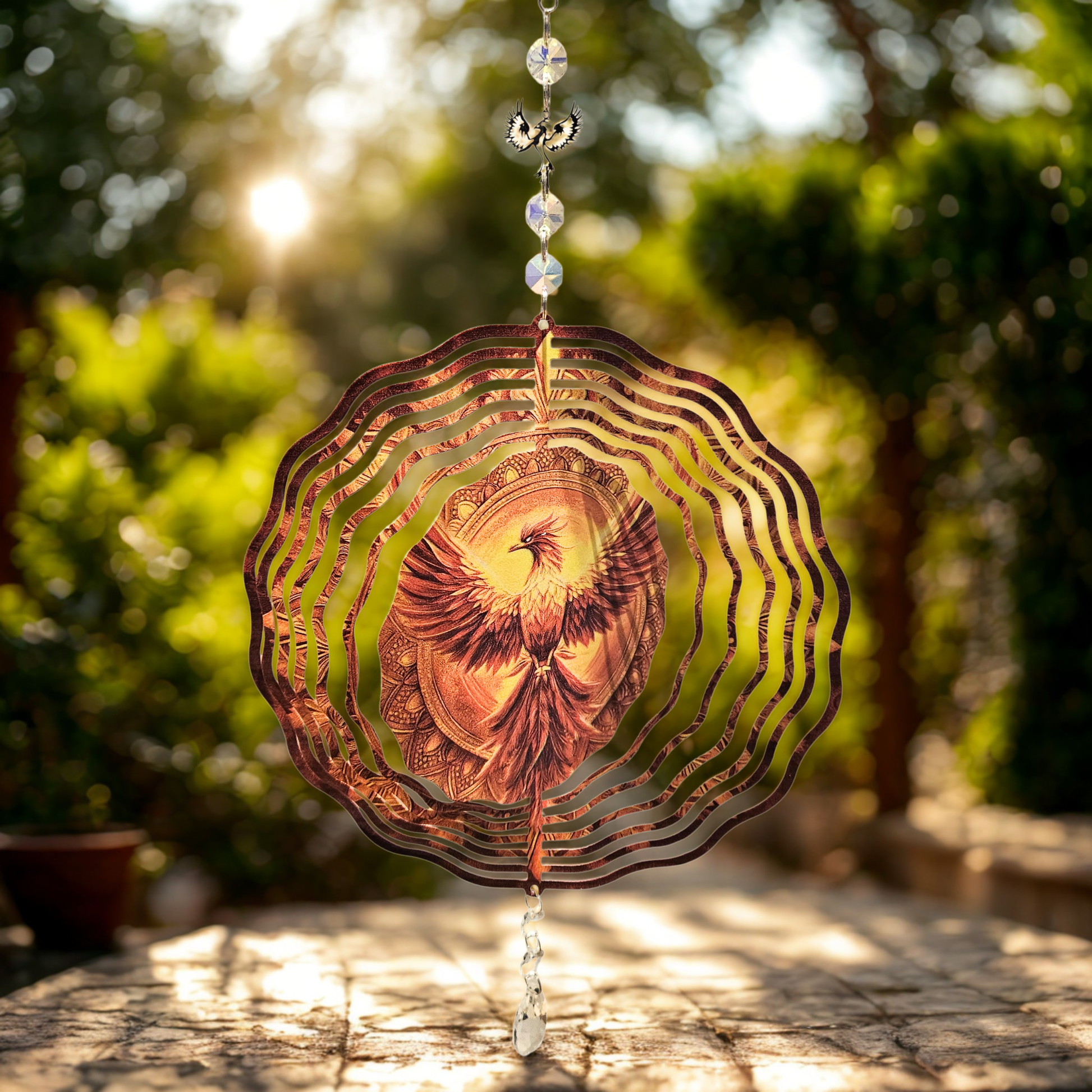 Phönix Windspinner im Garten mit warmen Lichtreflexen