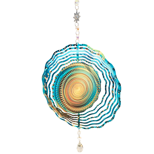 Energiespirale Windspinner aus Metall mit Mandala, draussen im Licht
