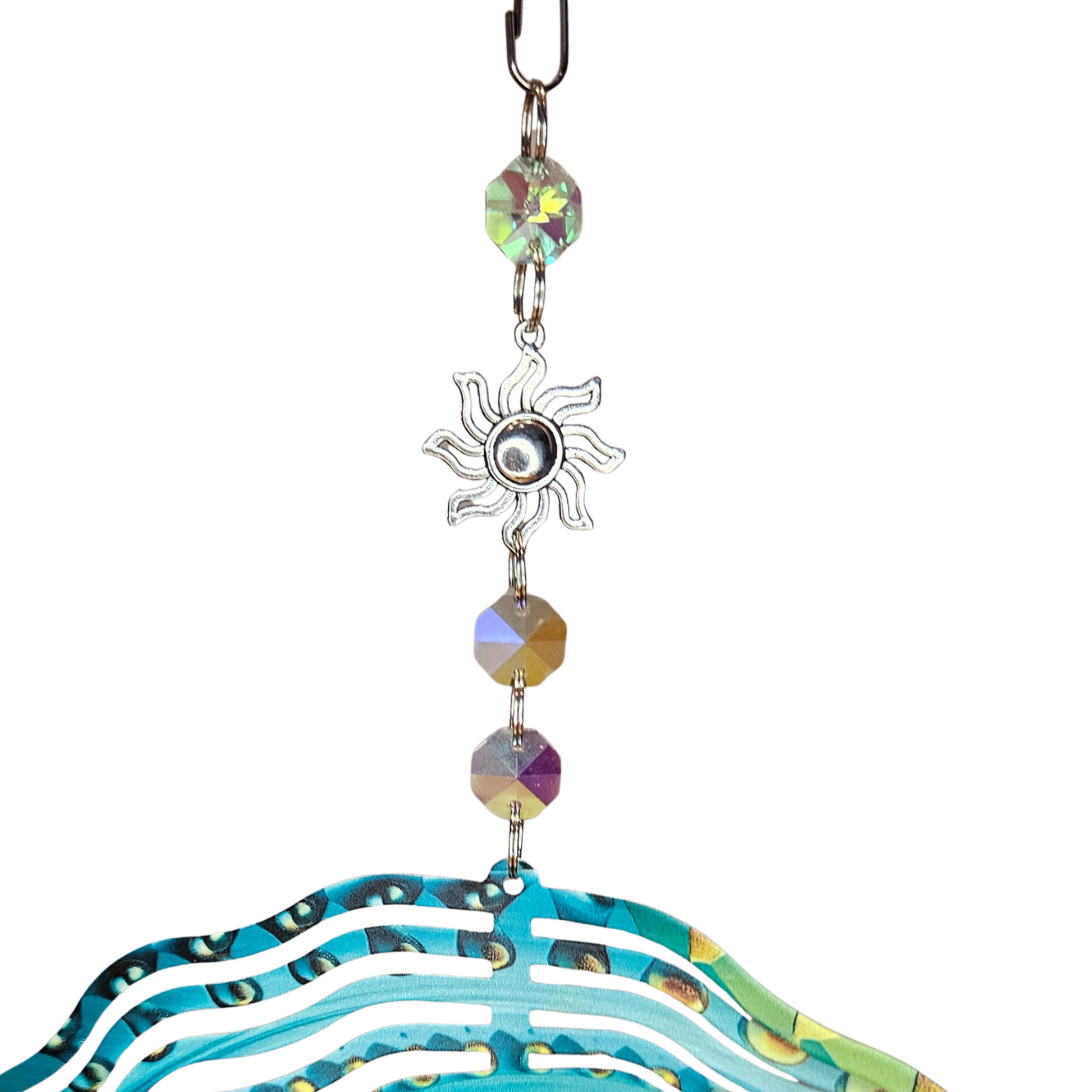 Detailaufnahme Kristallkette und Sonnen-Symbol am Windspinner