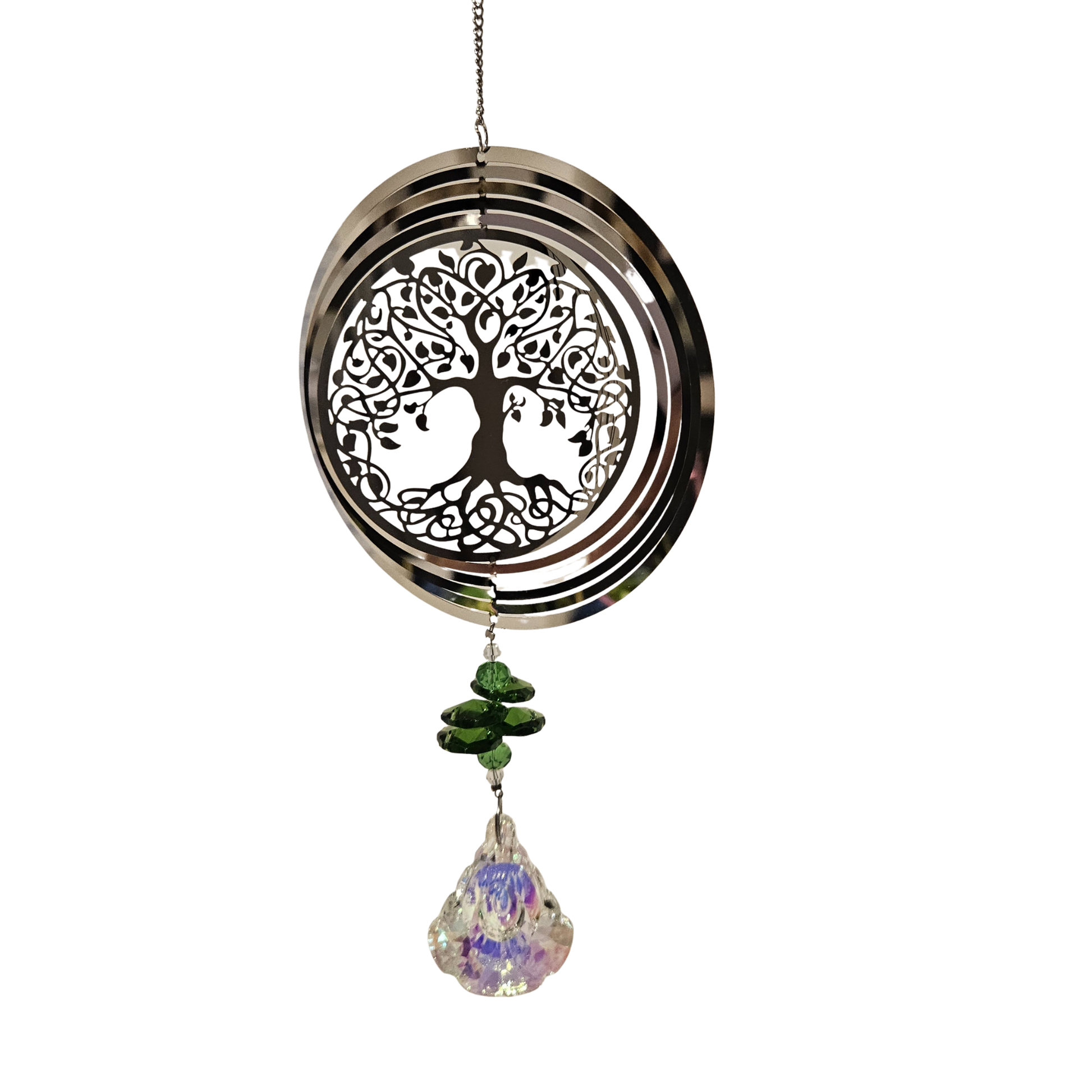 Baum des Lebens Metall-Suncatcher Windspiel mit grünen Perlen und Kristalltropfen, frontal fotografiert.