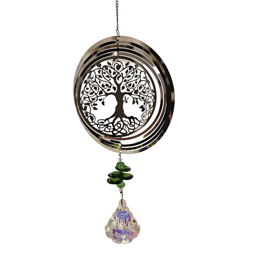 Baum des Lebens Metall-Suncatcher Windspiel mit grünen Perlen und Kristalltropfen, frontal fotografiert.