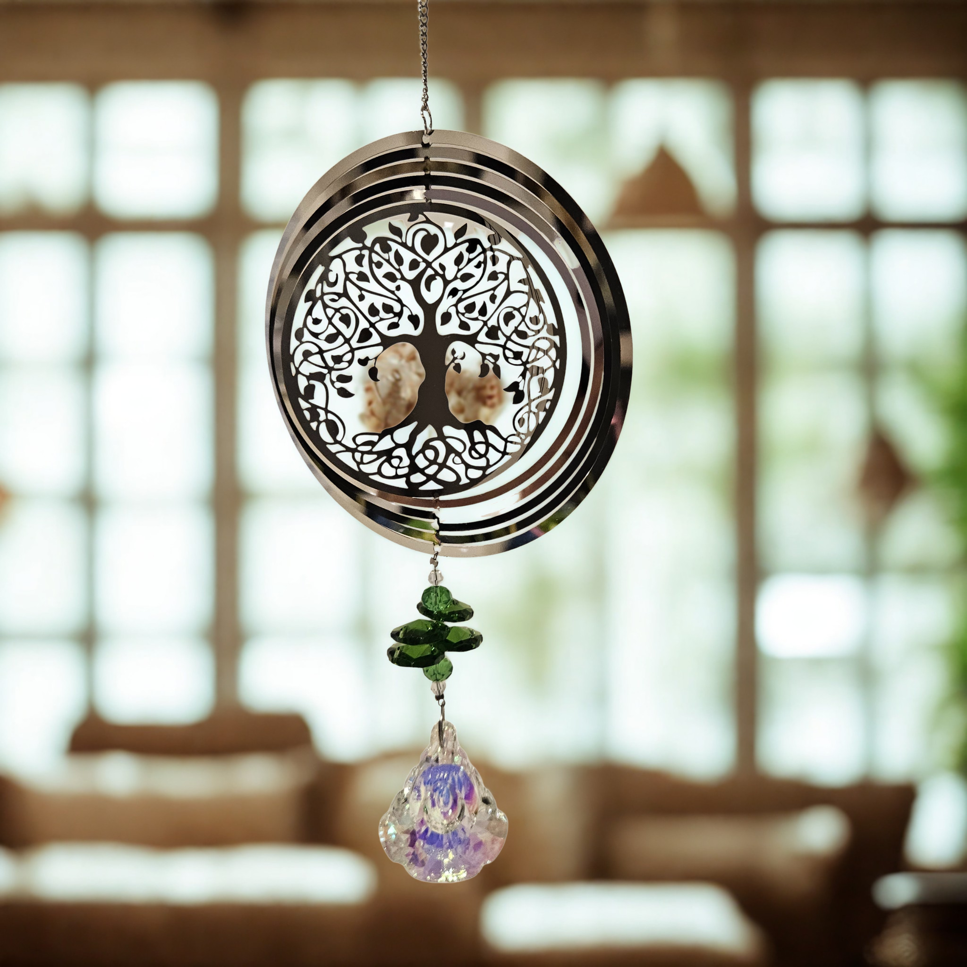 Metall-Suncatcher Windspiel Baum des Lebens mit Kristalltropfen, hängend im Wohnraum.
