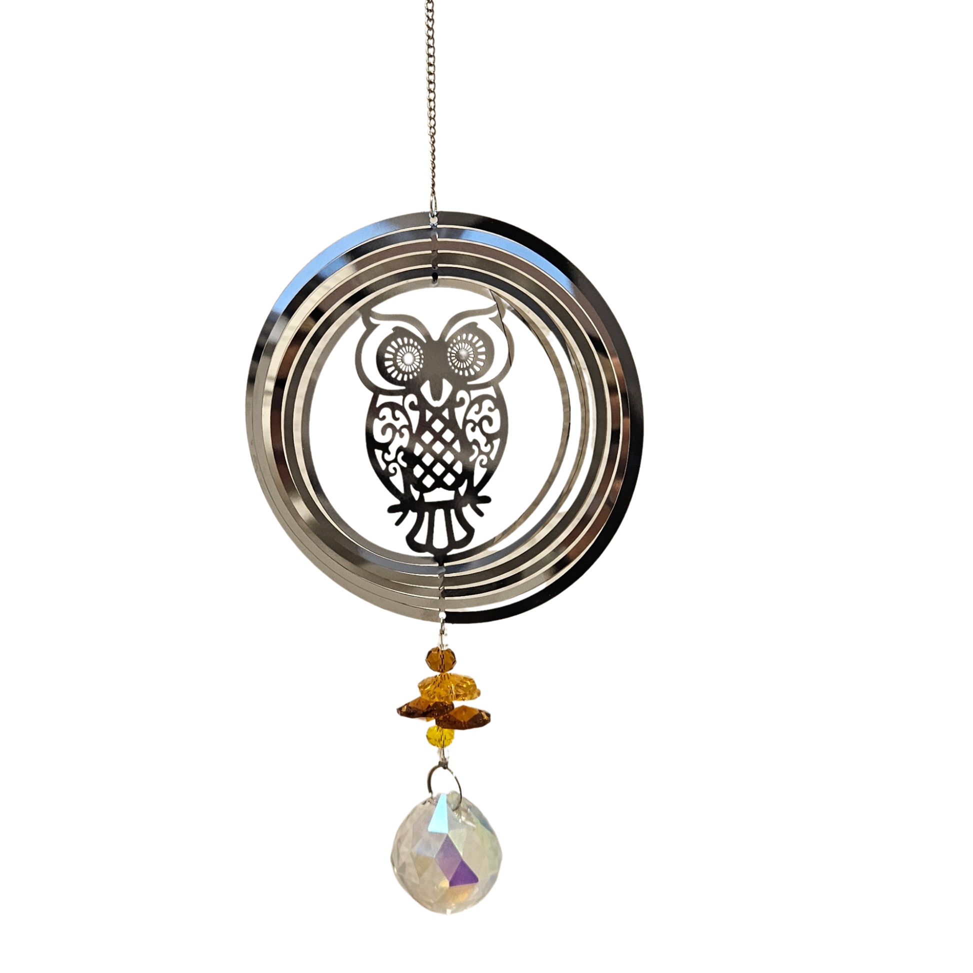 Eulen-Metall-Suncatcher mit goldenen Perlen und Kristalltropfen, frontal fotografiert.