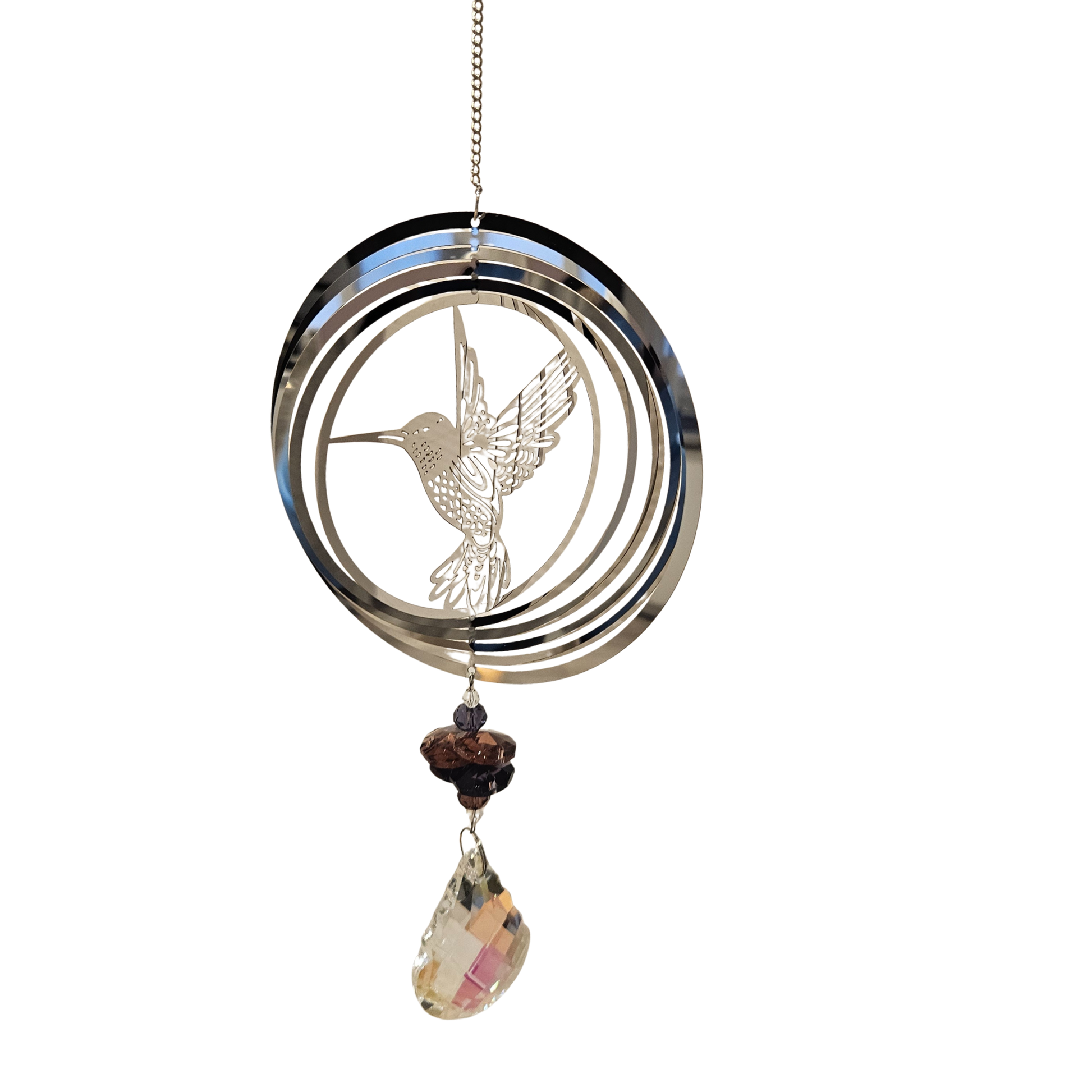 Kolibri Metall-Suncatcher mit violetten Perlen und Kristalltropfen, frontal fotografiert.