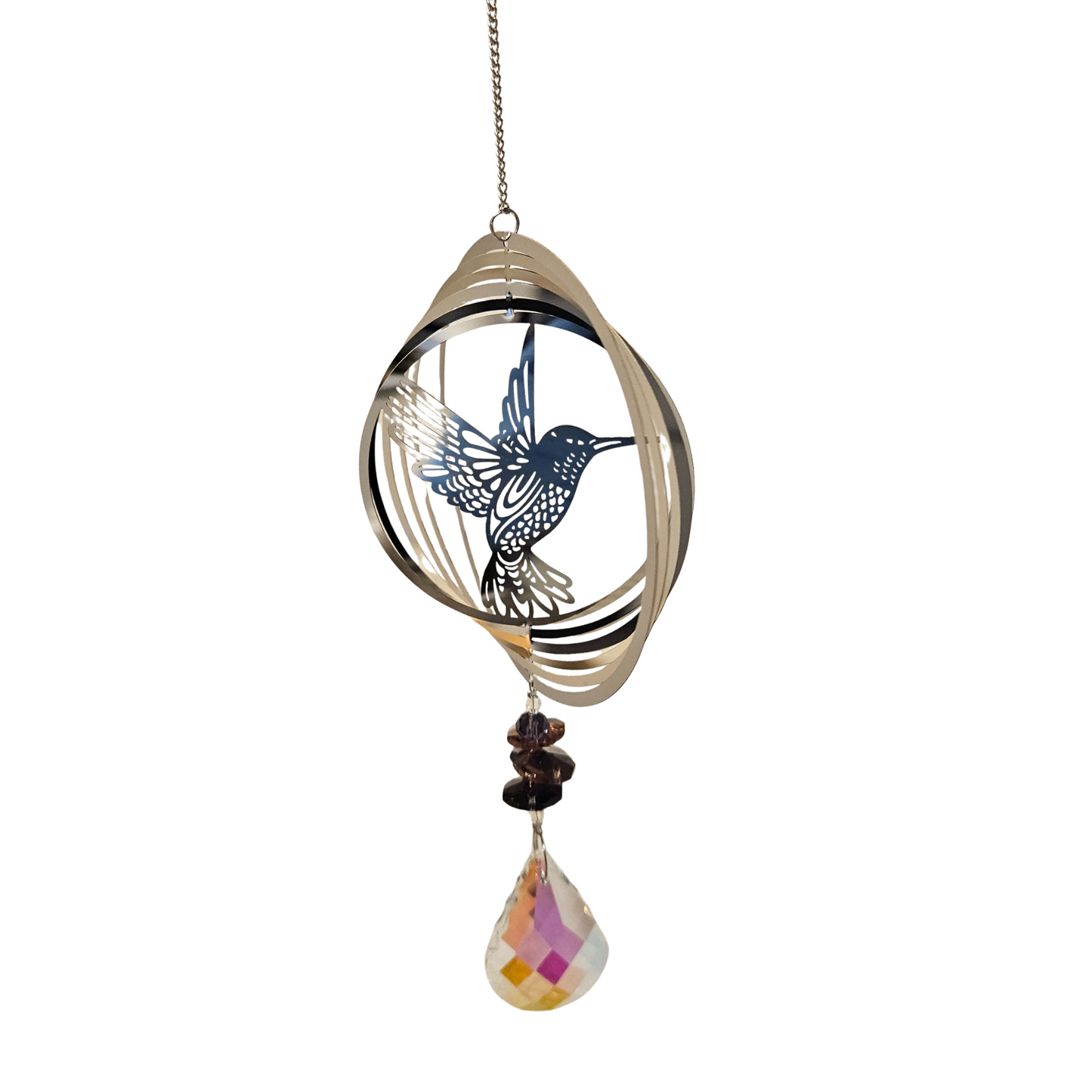 Seitliche Ansicht eines filigranen Kolibri-Windspiels aus Edelstahl mit facettiertem Kristallanhänger.
