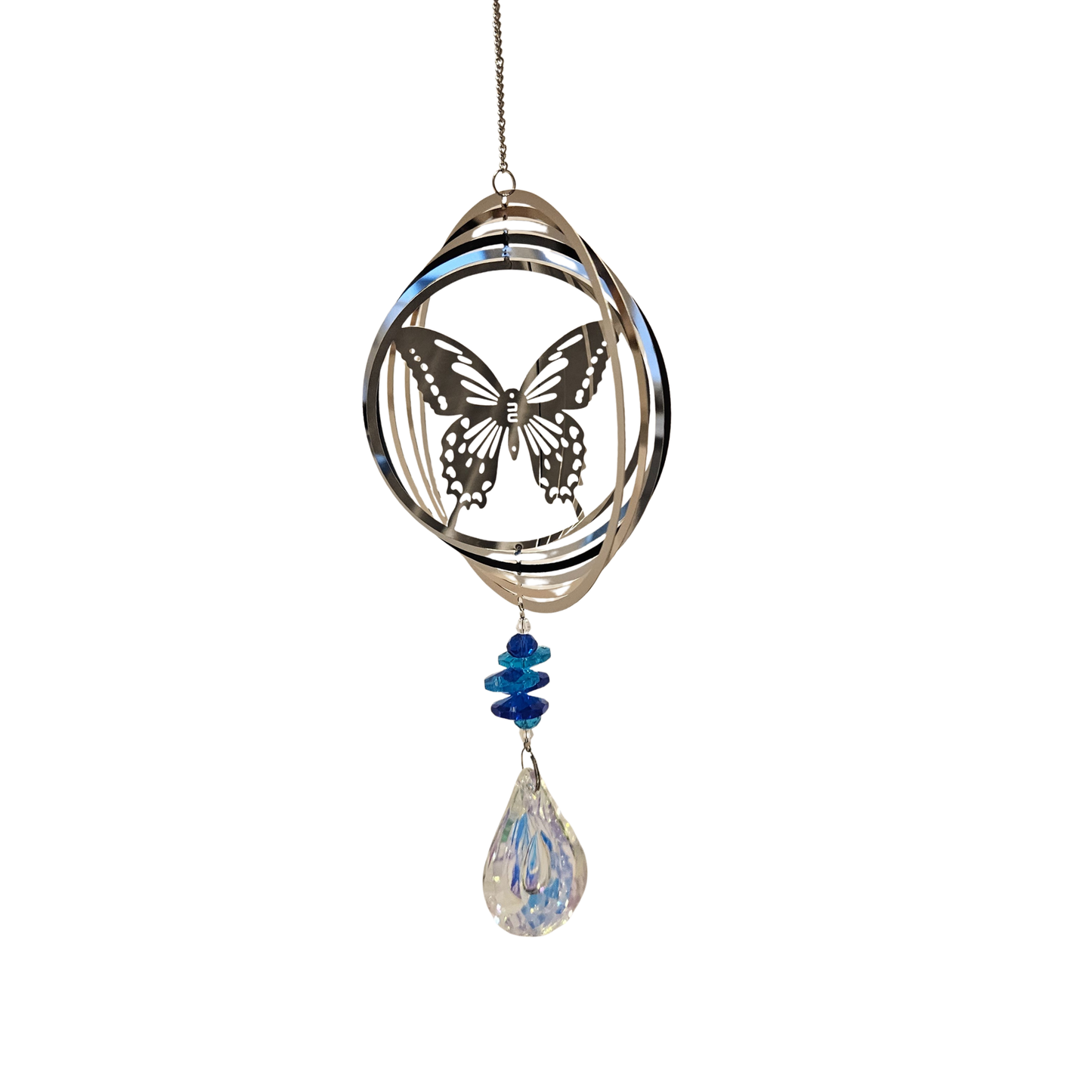 Seitliche Ansicht eines Edelstahl-Schmetterling-Windspiels mit facettiertem Kristallanhänger.
