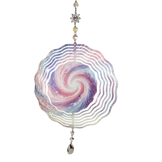 Universum Windspinner freigestellt – 3D-Metallspirale mit Sternenwirbel-Motiv