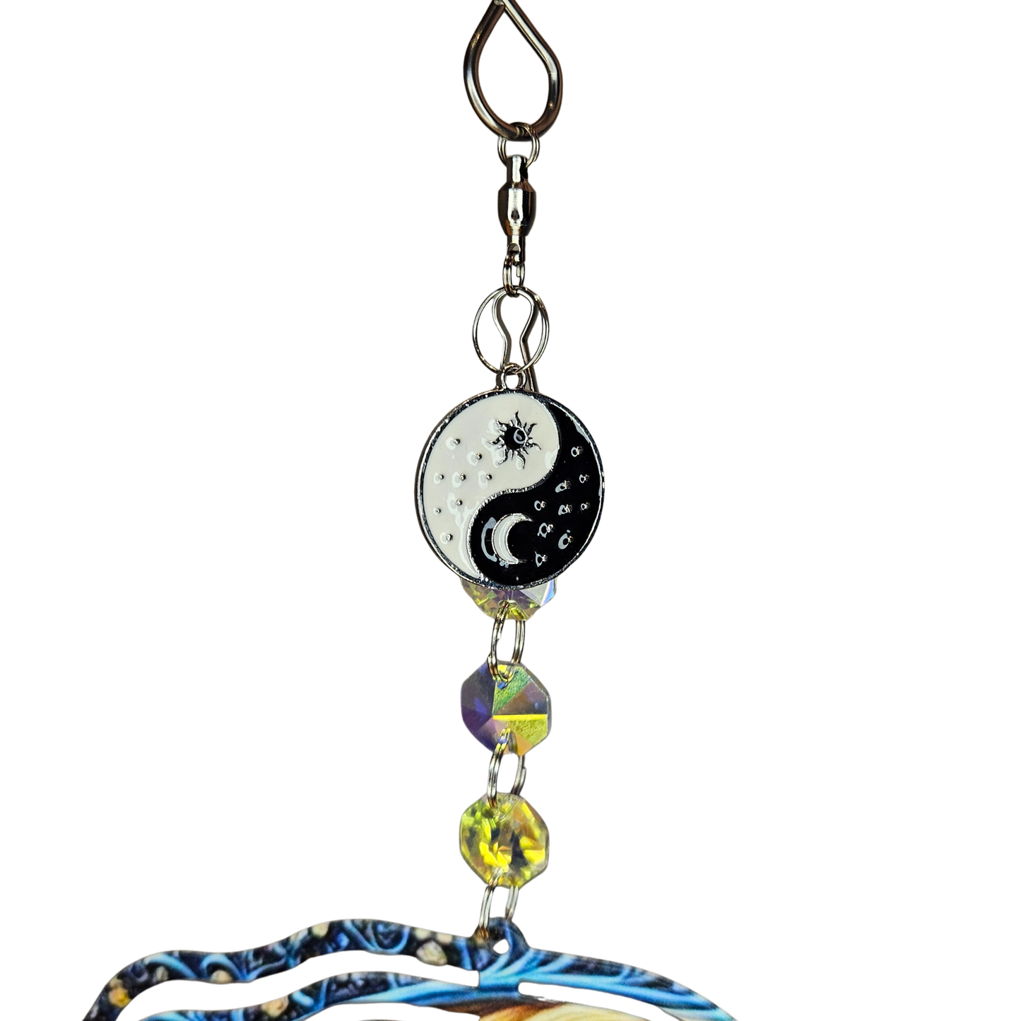 Detailaufnahme YinYang Charm und Kristallen am Windspinner