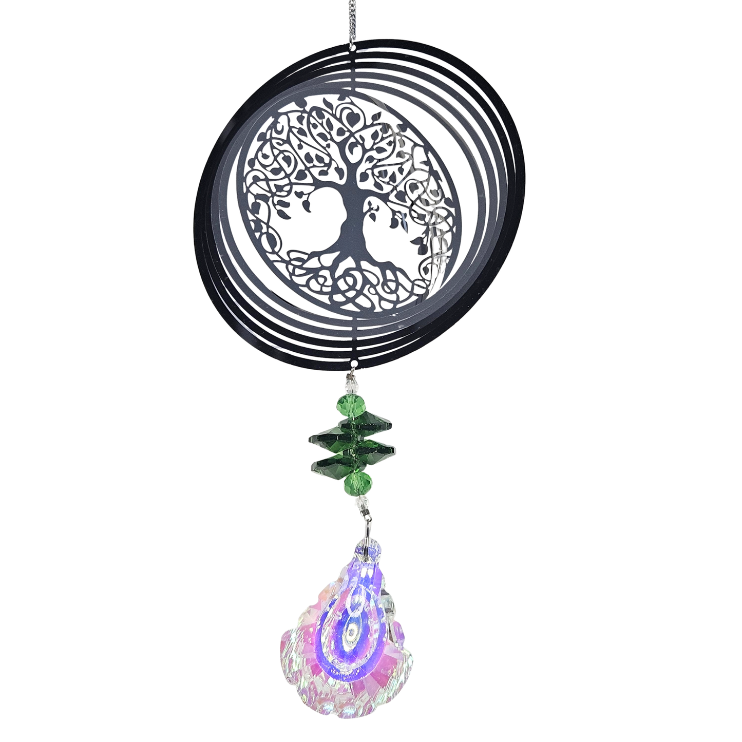 Nahaufnahme Baum des Lebens Metall-Suncatcher Windspiel mit grünen Perlen und Kristalltropfen, frontal fotografiert.