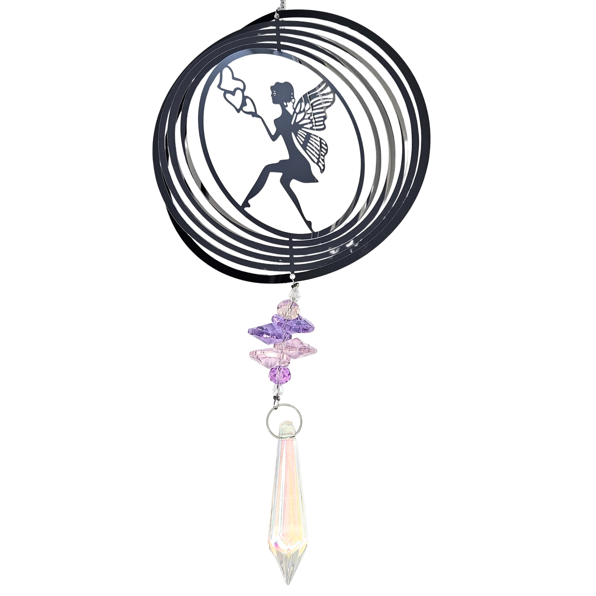 Nahaufnahme Edelstahl-Windspiel Fee mit Kristalltropfen vor Fenster