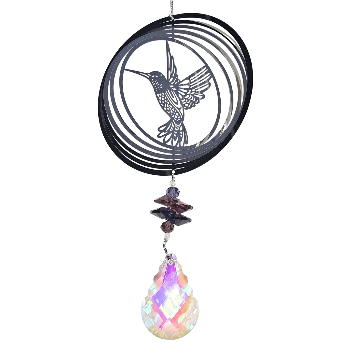 Detailaufnahme Kolibri Metall-Suncatcher mit violetten Perlen und Kristalltropfen, frontal fotografiert.