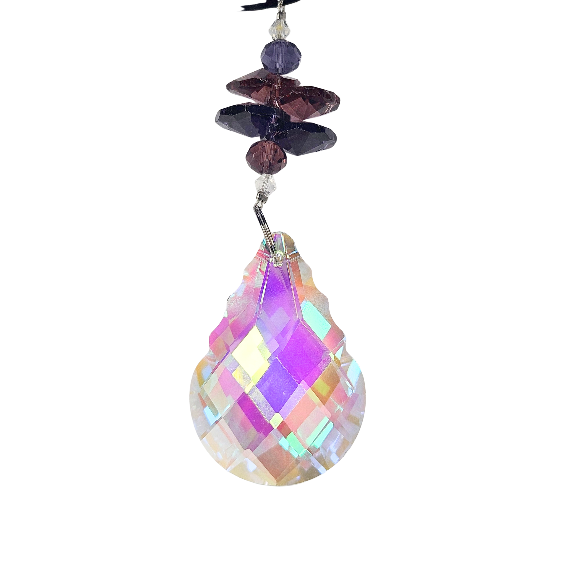 Nahaufnahme Kolibri Metall-Suncatcher mit violetten Perlen und Kristalltropfen, frontal fotografiert.