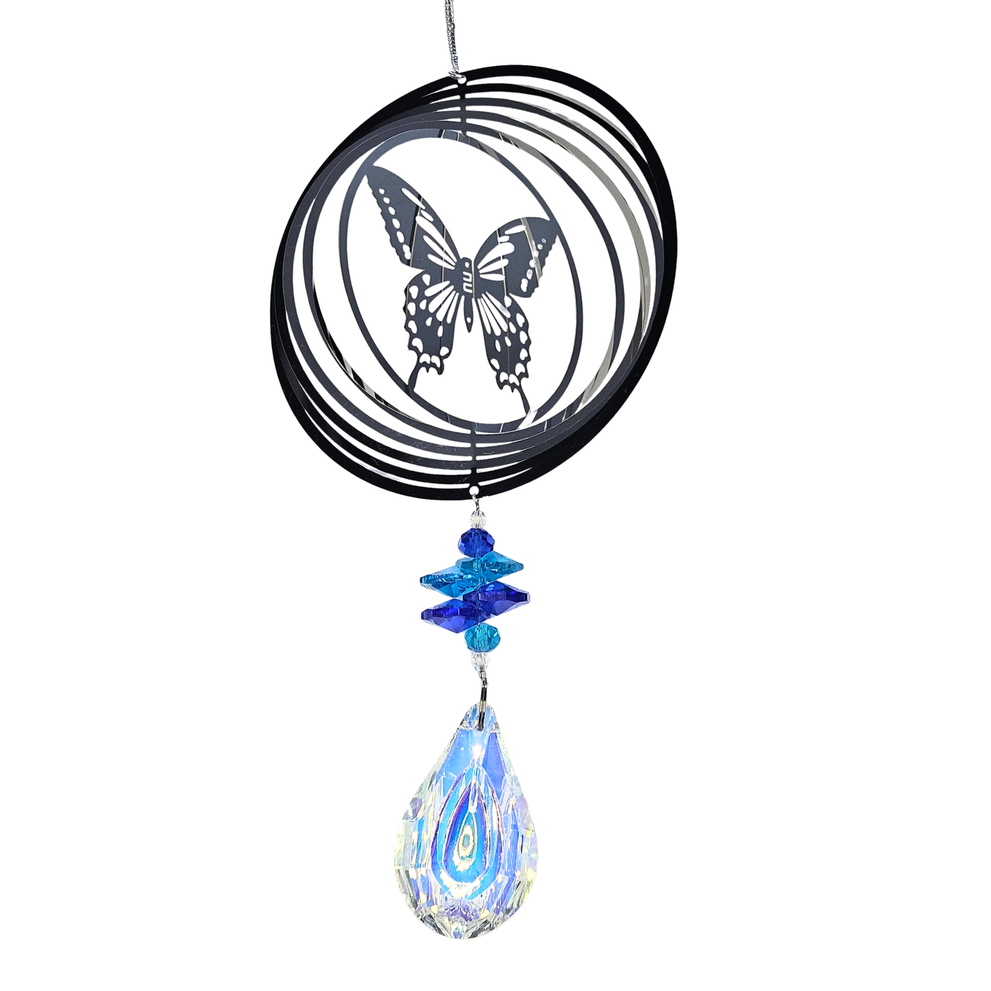 Nahaufnahme Schmetterling Metall-Suncatcher mit blauen Kristallen und Kristalltropfen, frontal fotografiert.