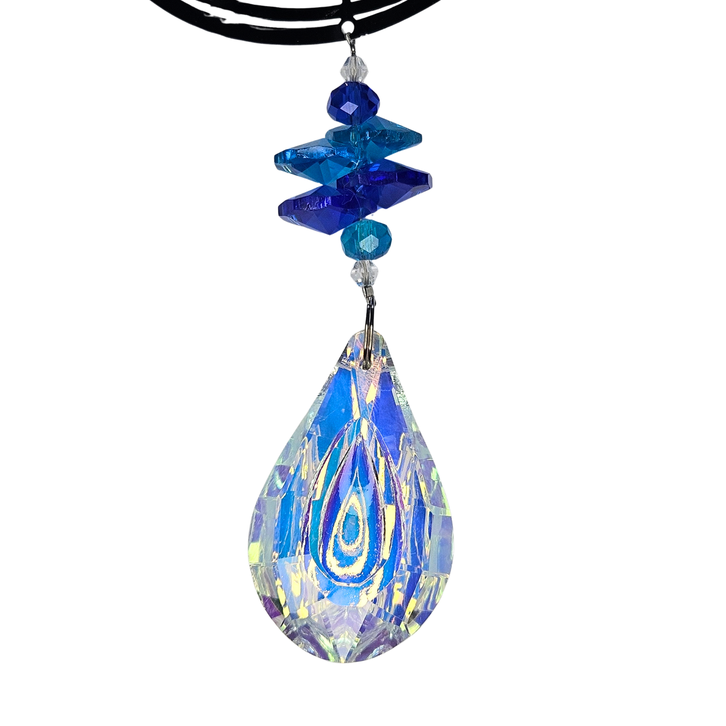 Detailaufnahme Schmetterling Metall-Suncatcher mit blauen Kristallen und Kristalltropfen, frontal fotografiert.