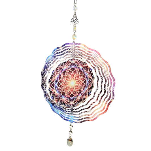 Windspinner Blume des Lebens aus Metall mit kosmischem Lichtmotiv und Kristalltropfen, vollständige Ansicht.