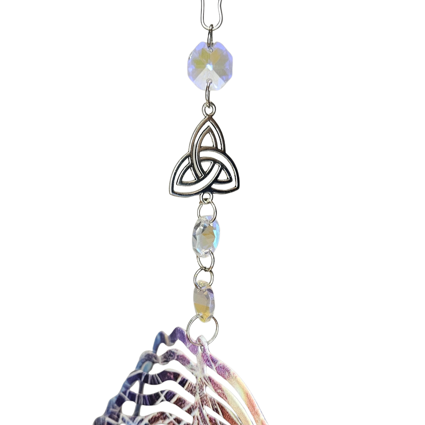 Detailaufnahme des Windspinners mit Triquetra-Symbol und schimmernden Kristallperlen im oberen Bereich.