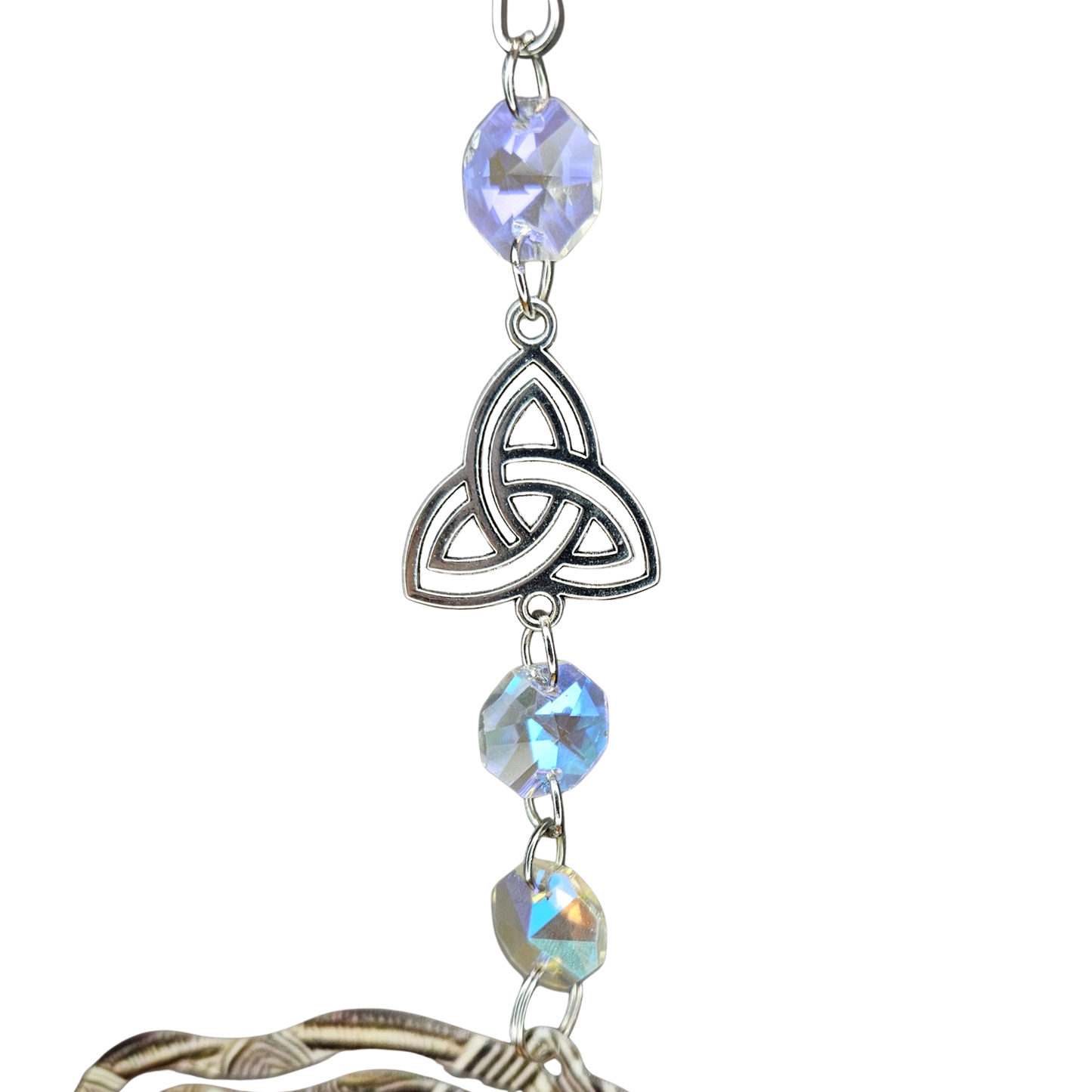 Oberer Teil eines Buddha-Windspinners mit Triquetra-Symbol und facettierten Aurora-Kristallen – hochwertige spirituelle Hängedekoration.