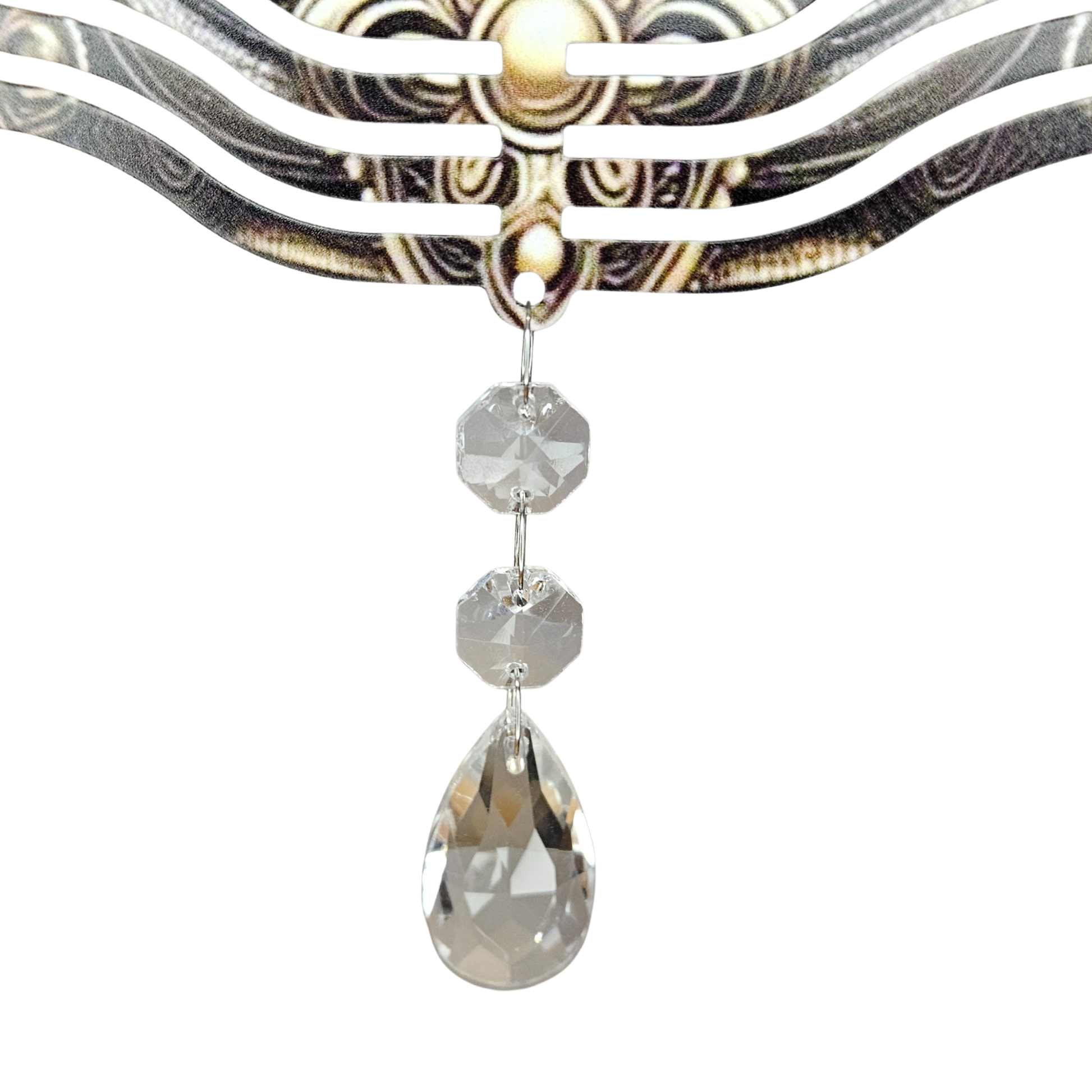 Unterer Bereich eines Buddha-Windspinners mit zwei facettierten Kristallen und klarem Tropfenanhänger – Lichtreflexe und harmonische Optik.