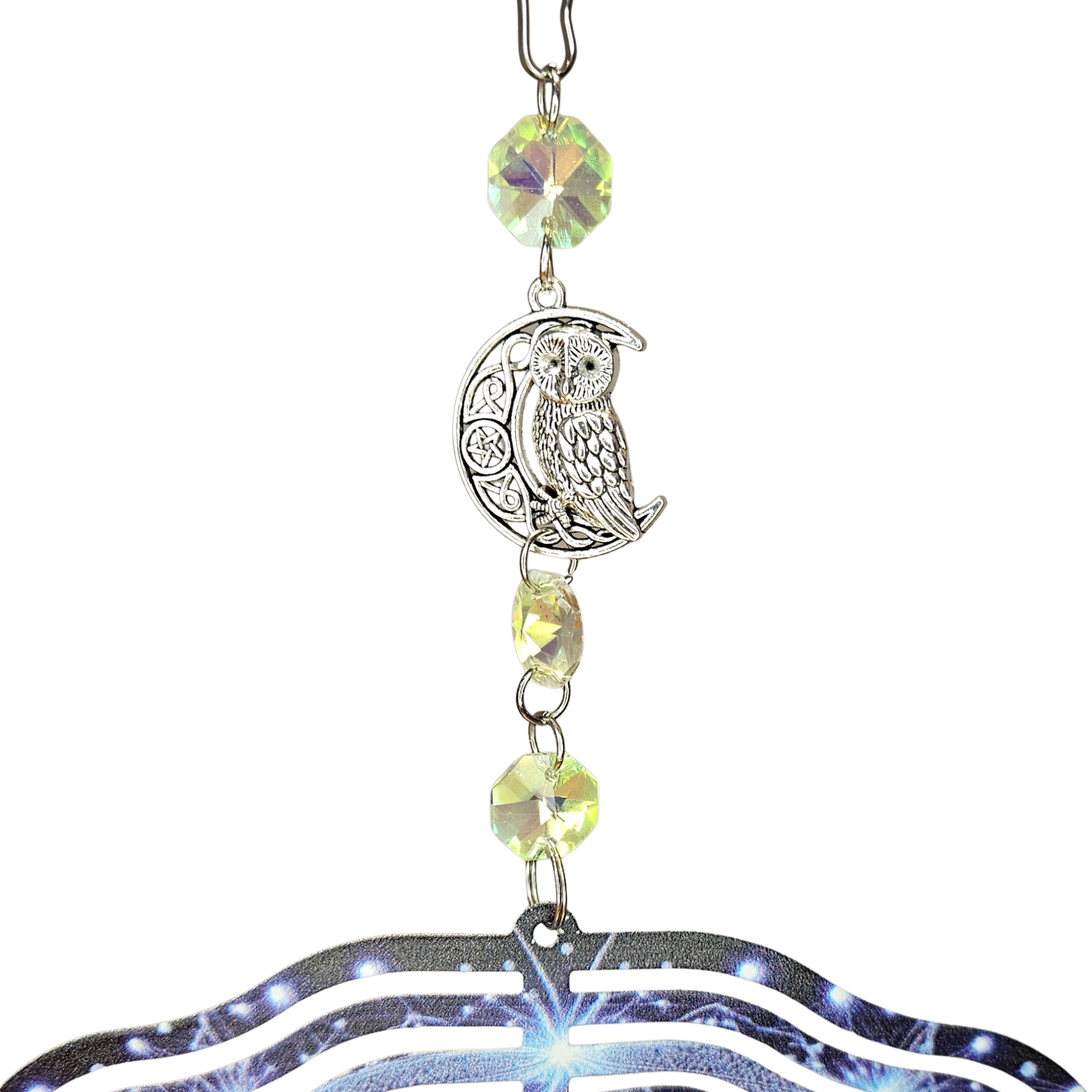 Detailaufnahme des silbernen Eulen-Anhängers am Windspinner, kombiniert mit schimmernden Kristallperlen.