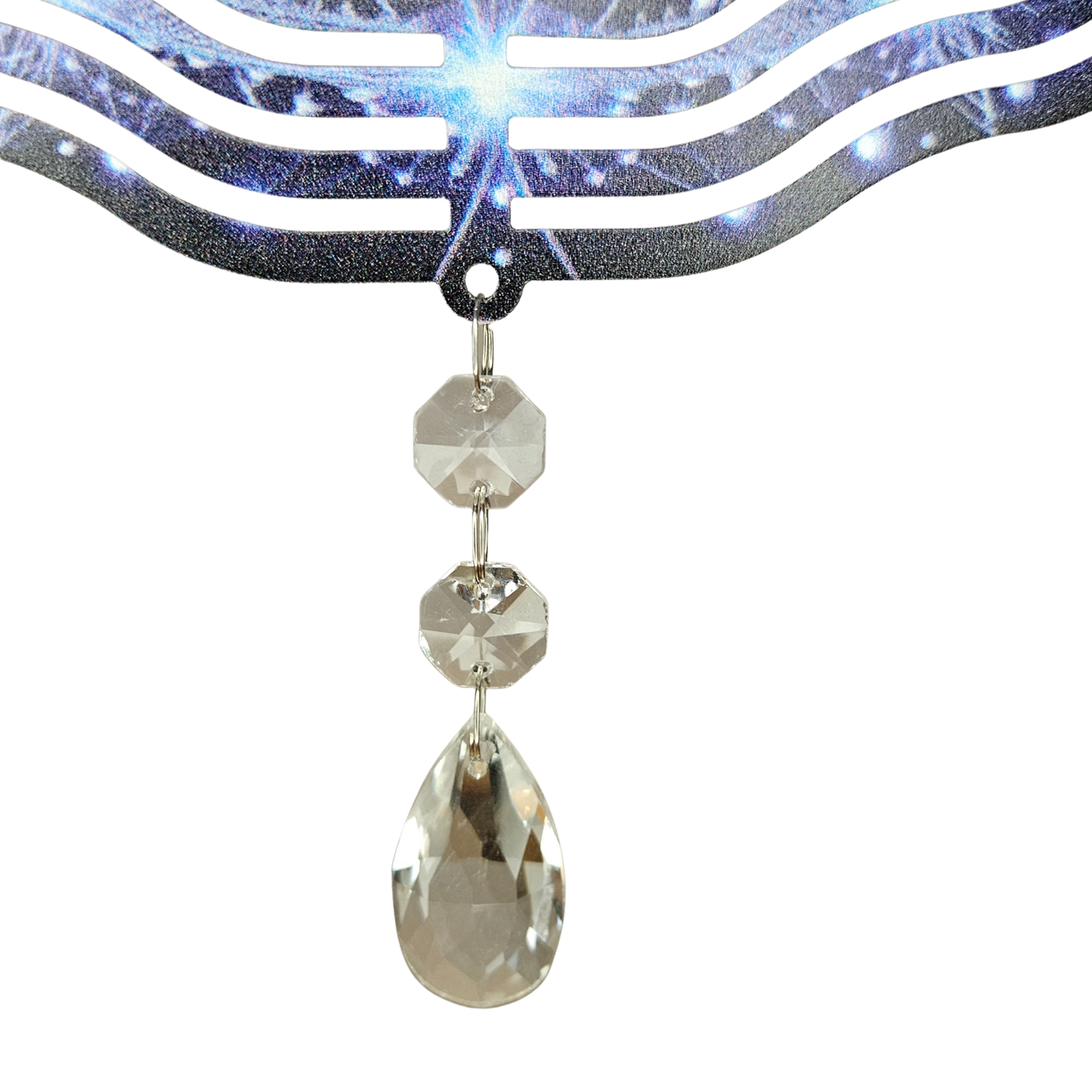 Klarer Kristalltropfen am unteren Ende des Eulen-Windspinners, der Lichtreflexe erzeugt.