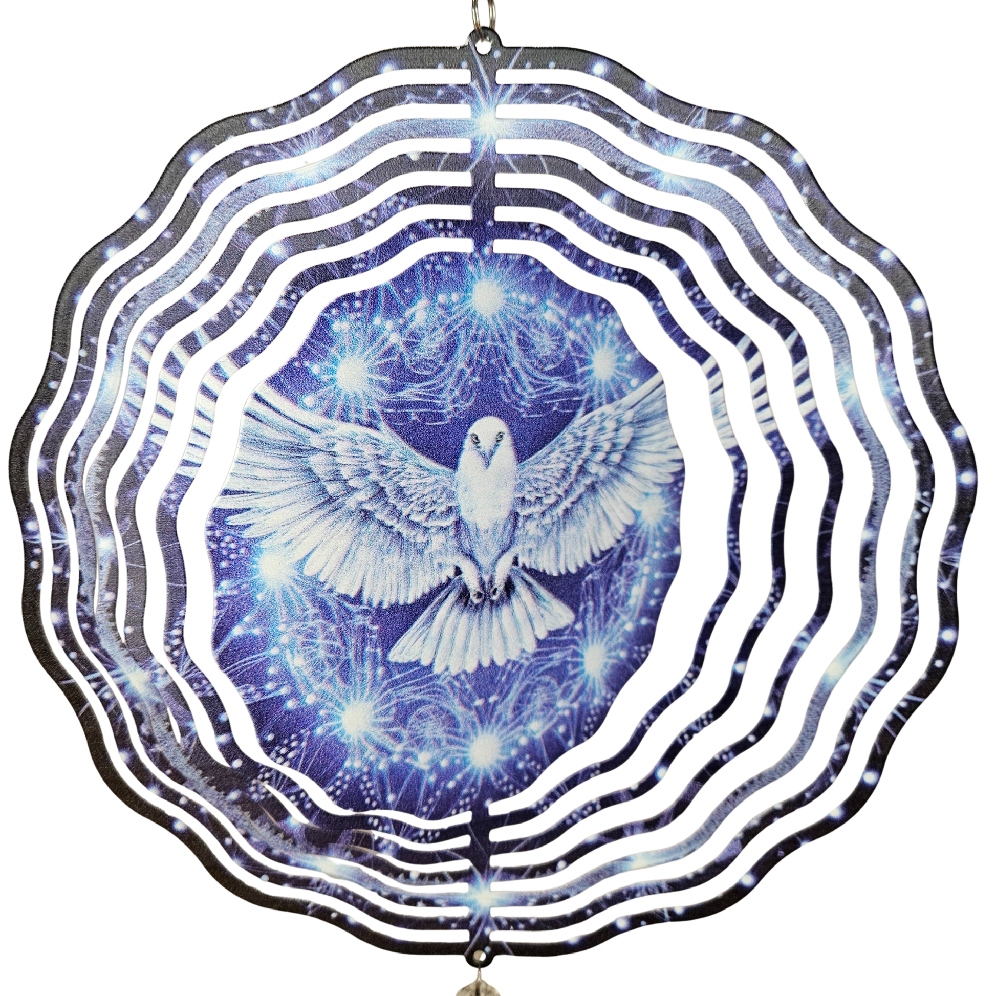 Nahaufnahme des strahlend blauen Eulenmotivs im Zentrum des Windspinners mit 3D-Metallringen.