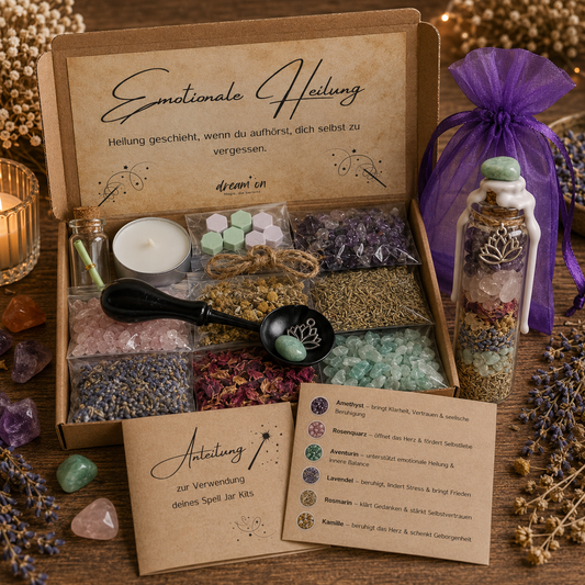 Geöffnete Geschenkbox des DIY-Kreativsets Seelenfrieden von DreamOn mit Amethyst, Rosenquarz, Aventurin und getrockneten Kräutern. Rechts steht ein liebevoll geschichtetes Wunschglas mit weißem Wachssiegel vor einem violetten Organzasäckchen, im Vordergrund liegt die gedruckte Anleitung mit Zubehör.