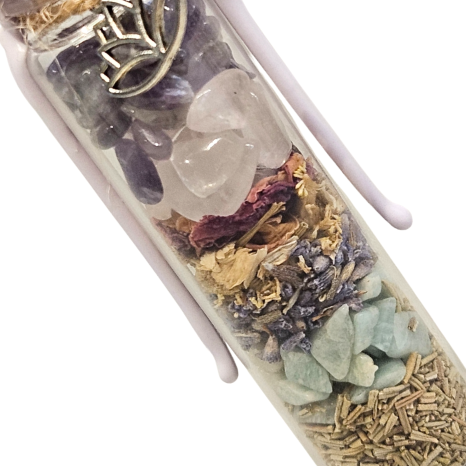 Detailaufnahme Spell Jar Emotionale Heilung – Heilsteine Amethyst, Rosenquarz und Amazonit kombiniert mit Rosenblättern, Kamille, Lavendel und Rosmarin zur Lösung emotionaler Blockaden und seelischer Reinigung.