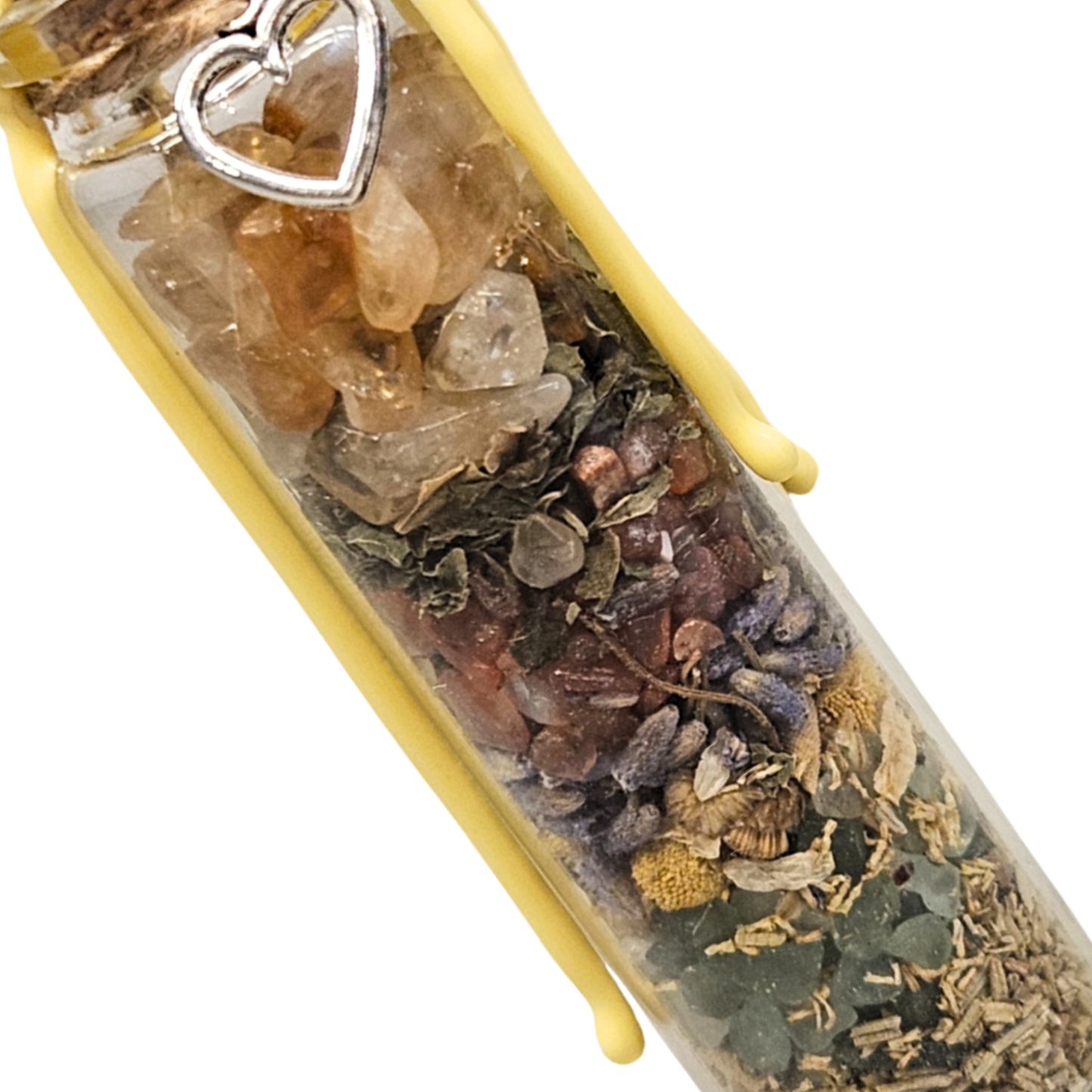 Detailaufnahme Spell Jar Glück & Positivität – Heilsteine Citrin, Karneol und Grüner Aventurin kombiniert mit Pfefferminze, Rosmarin, Lavendel und Kamille zur Stärkung von Selbstvertrauen, Kreativität und innerer Stabilität.