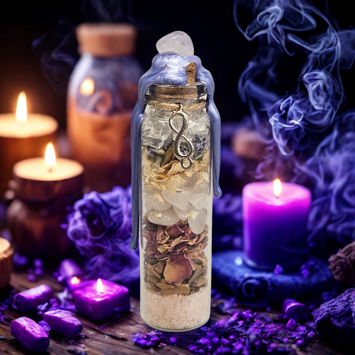 stimmungsvolles Magisches Wunschglas mit Rosenquarz, Rosenblättern und duftenden Kräutern zur Stärkung der Liebe und Öffnung des Herzchakras