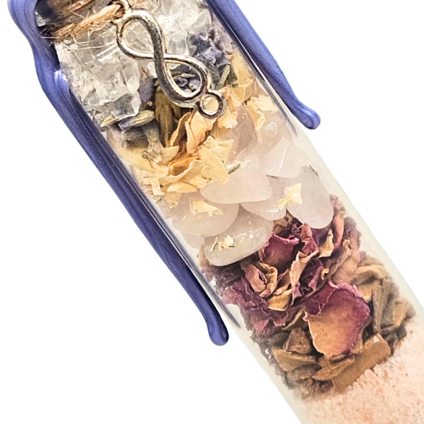 Detailaufnahme Spell Jar Liebe anziehen – Heilsteine Rosenquarz und Bergkristall kombiniert mit Himalaya-Salz, Rosenblättern, Lavendel, Jasmin und Zimt zur Stärkung von Liebe, Anziehungskraft und emotionaler Balance.