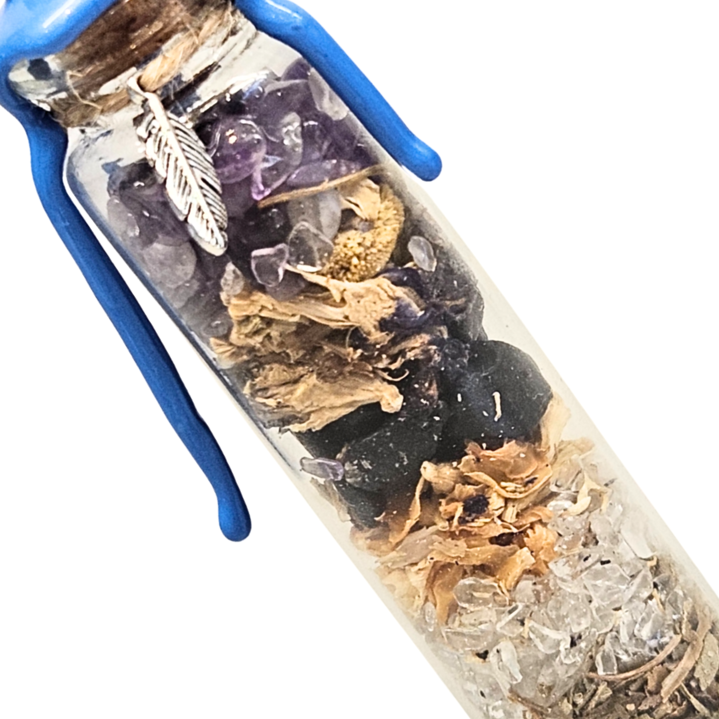 Detailaufnahme Spell Jar Schutz & Energie – Heilsteine Schwarzer Turmalin, Amethyst und Bergkristall kombiniert mit Basilikum, Kamille, Jasmin und Blauer Schmetterlingserbse zum Schutz vor Fremdenergien, für emotionale Stabilität und spirituelle Verbindung