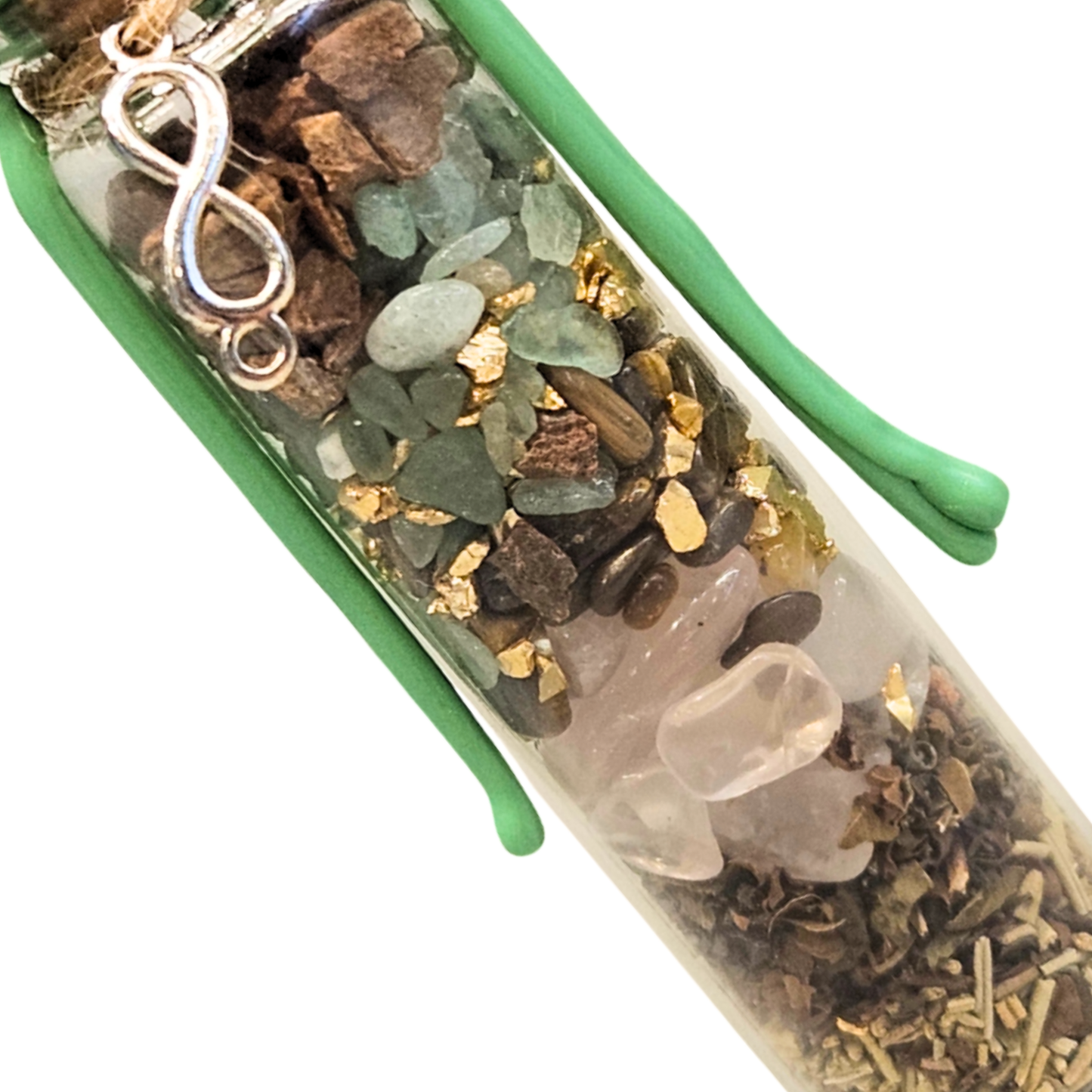 Detailaufnahme Spell Jar Wohlstand & Fülle – Heilsteine Grüner Aventurin, Tigerauge und Rosenquarz kombiniert mit Zimt, Basilikum, Rosmarin und Goldflocken zur Aktivierung von Geldenergie, Wachstum und Manifestation von Reichtum.