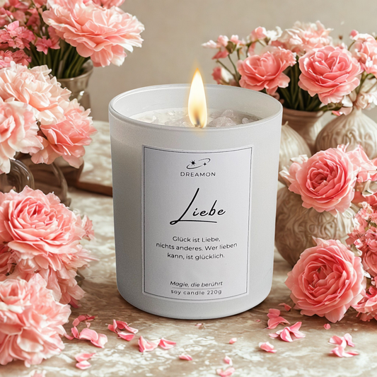 Ambiente Ansicht der Intuitionskerze „Liebe“ im weißen Glas, dekoriert mit Rosenquarz und weißem Quarz, 220g Sojawachs.