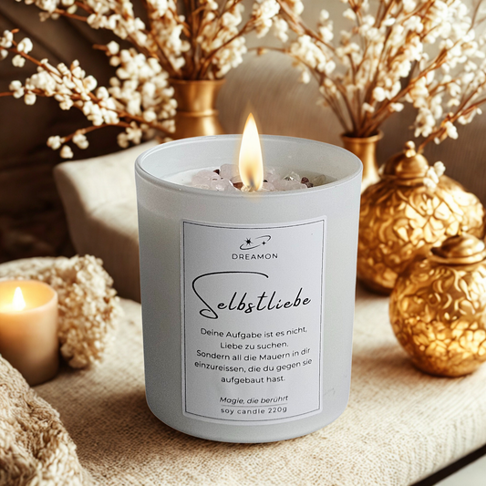 Ambiente Aufnahme Intuitionskerze „Selbstliebe“ im weißen Glas, dekoriert mit Rosenquarz, Citrin und Karneol, 220g Sojawachs.