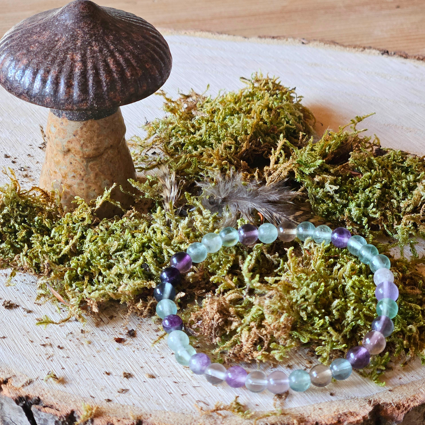 Regenbogenfluorit Armband auf Holz mit Moos – zarte Farbverläufe, DreamOn Schweiz