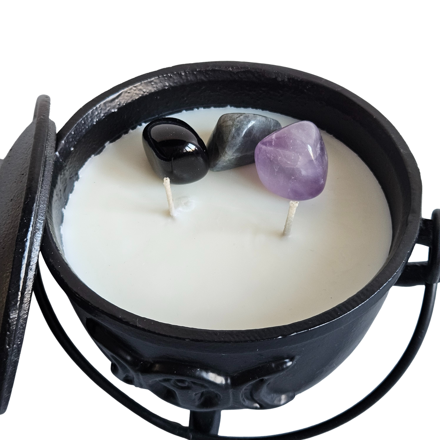 Draufsicht auf eine gusseiserne Kerze mit zwei Dochten und echten Trommelsteinen aus Amethyst, Labradorit und Obsidian.