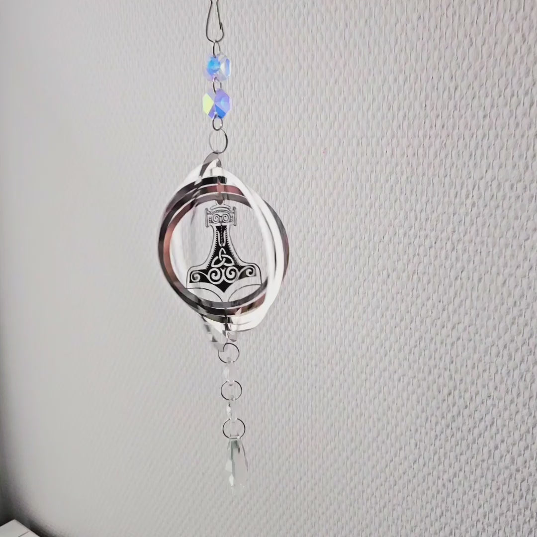 Video von Metall-Suncatcher Windspiel mit Mjölnir Thorhammer und Kristall, Edelstahl-Symbol in runden Elementen.