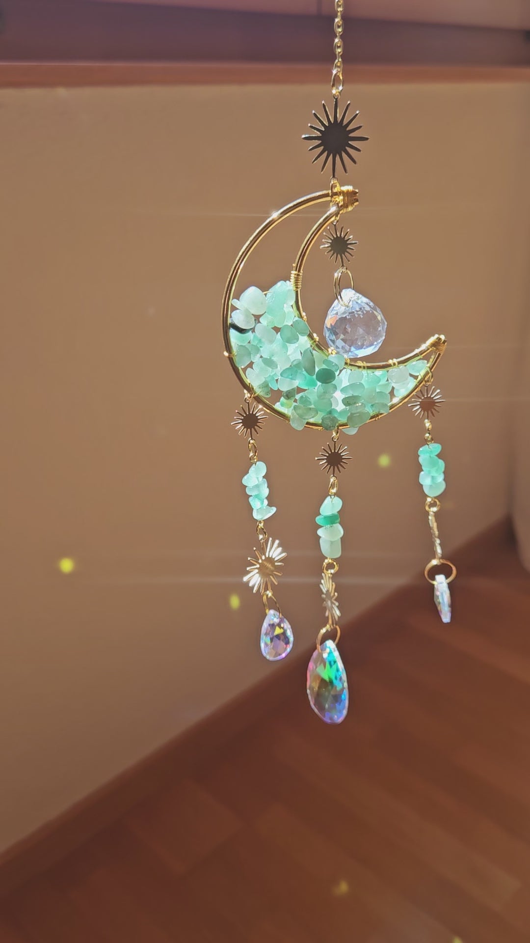 Kleiner Suncatcher mit Aventurin & goldenen Details – Lichtfänger für Balance & Wohlbefinden, Video