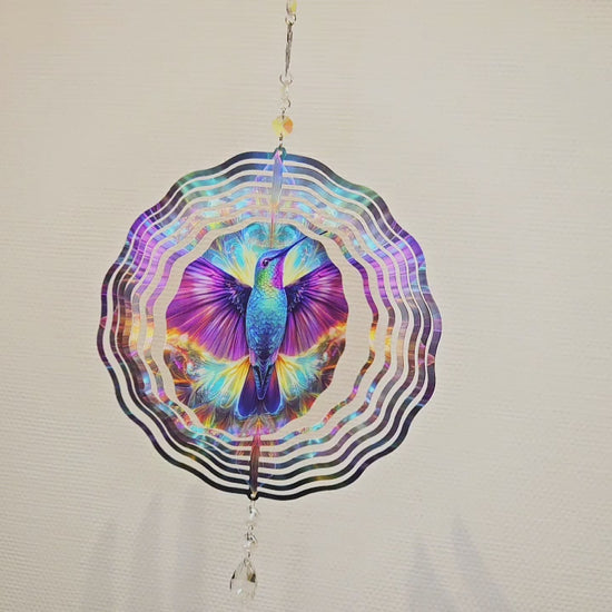 Video Kolibri Windspinner aus Metall mit Kristalltropfen und 3D-Ringen.