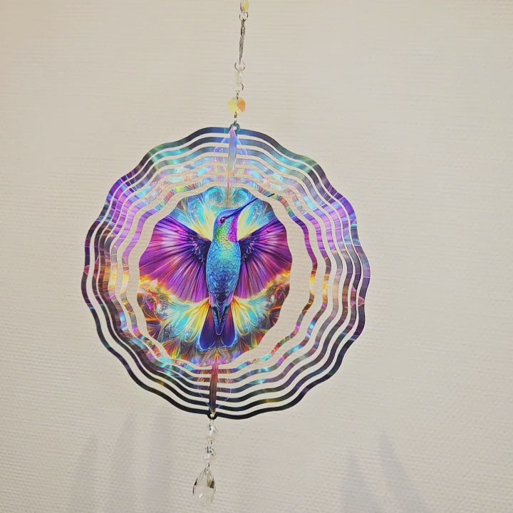 Video Kolibri Windspinner aus Metall mit Kristalltropfen und 3D-Ringen.