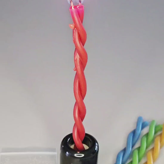 Pure Essence – handgedrehte Bienenwachskerzen in vier Farben für Rituale, Meditation und Manifestation. Nachhaltig, durchgefärbt und liebevoll gefertigt.