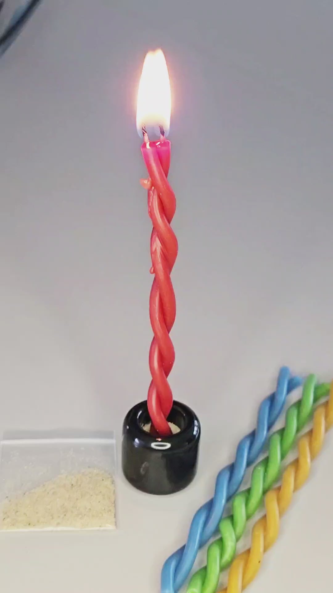 Pure Essence – handgedrehte Bienenwachskerzen in vier Farben für Rituale, Meditation und Manifestation. Nachhaltig, durchgefärbt und liebevoll gefertigt.