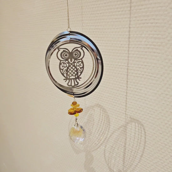 Video von Metall-Suncatcher Windspiel mit Eule und goldenen Kristallen