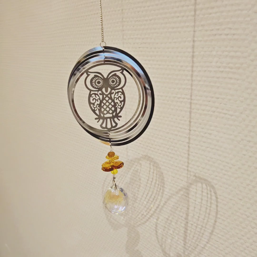 Video von Metall-Suncatcher Windspiel mit Eule und goldenen Kristallen