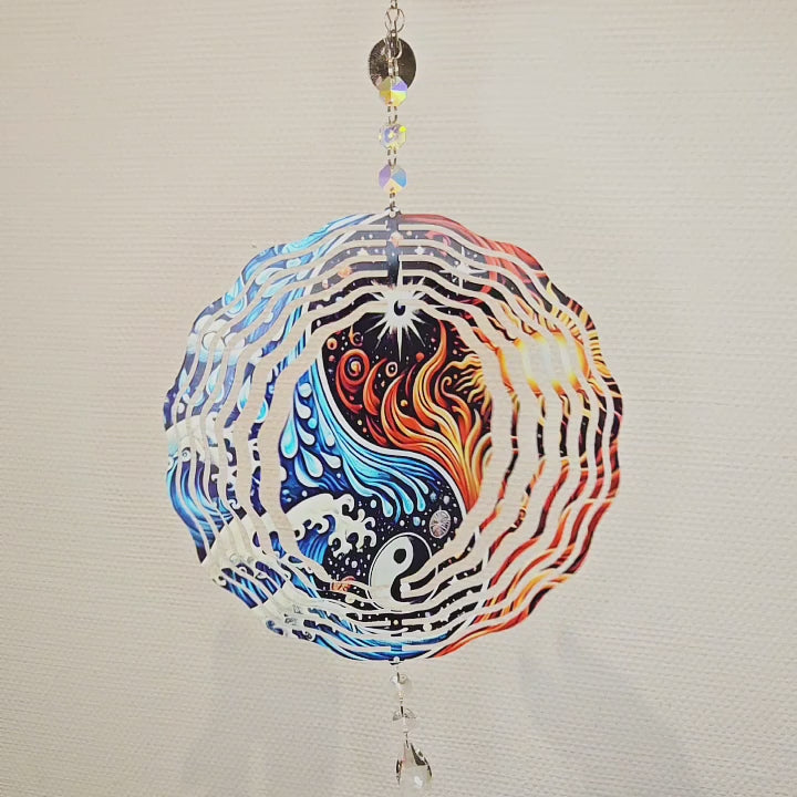 Video von YinYang Windspinner aus Metall Wasser und Feuer mit Kristalltropfen und 3D-Ringen.