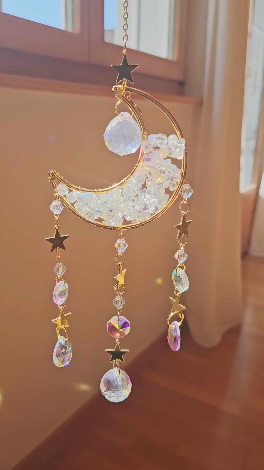 Suncatcher mit Bergkristall und goldenen Elementen – Lichtfänger für Klarheit & spirituelles Erwachen, Video